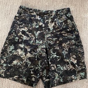 Mens lululemon 9”, size M lined pacebreaker shorts.